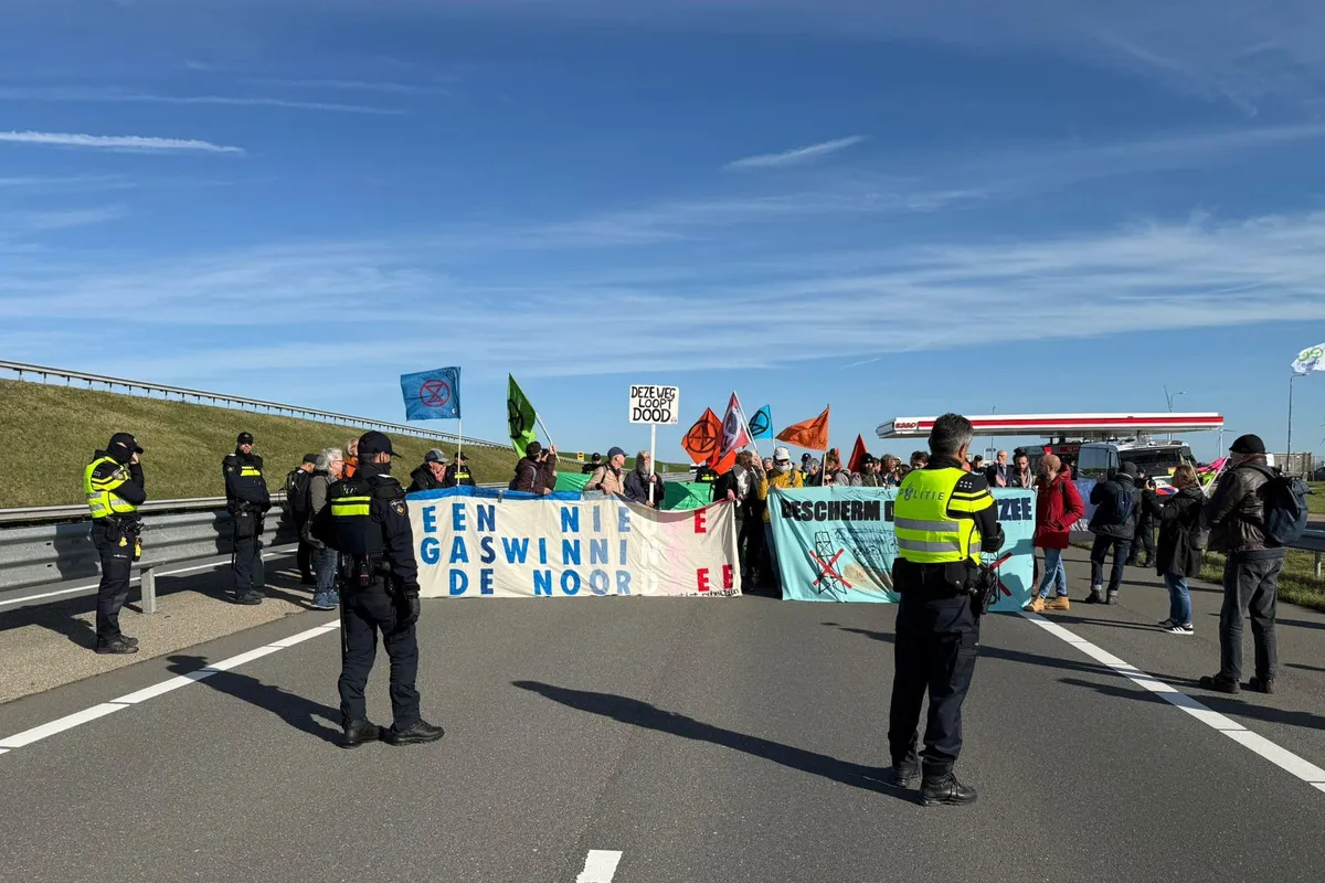 Actievoerders Extinction Rebellion blokkeren Afsluitdijk