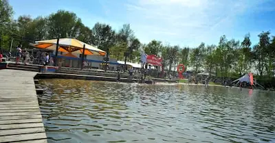 Man (43) heeft seks bij zwemplas, bedreigt jongen die hem aanspreekt