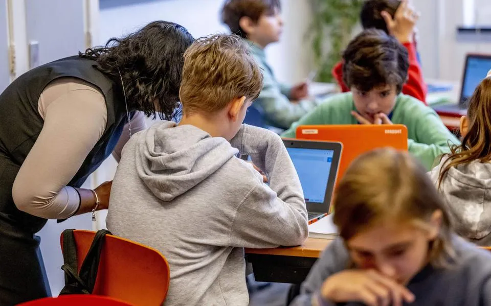 Geen ontbijt of slapen op de grond: kinderen op school in de knel door financiële stress thuis