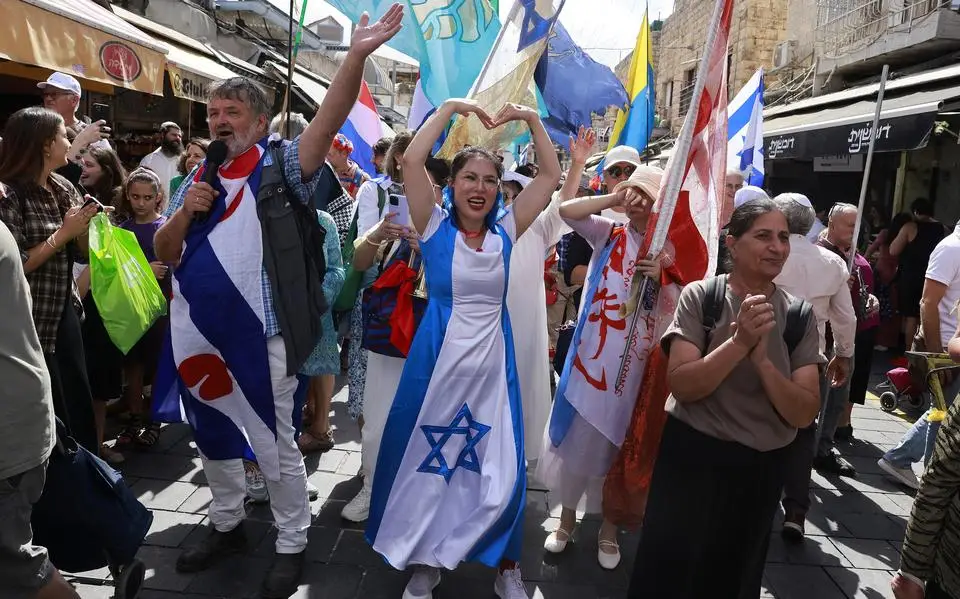 Sinds het Gaza-bestand gaan deze beelden van een man met Friese vlag de wereld over. Wie is hij?