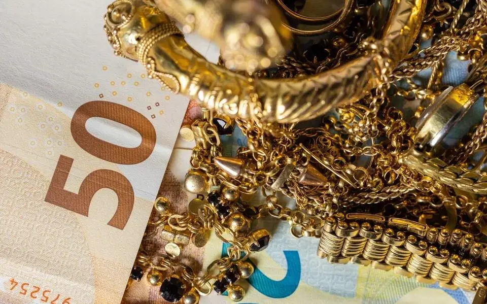 Sieraden verkopen? Goudwisselkantoor schat waarde bewust lager in. ’Vrouw had totaal geen idee wat ze bij zich had’