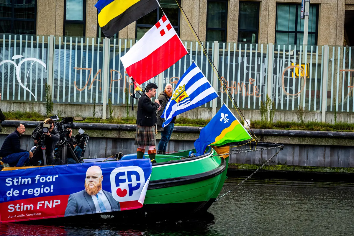 Met Soepboer op de boeg van het skûtsje vaart de FNP alvast Den Haag binnen