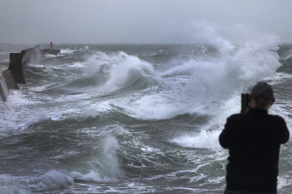 Code oranje op de Wadden &amp; gemalen draaien op volle toeren. Volg hier alles over storm Benjamin in Friesland