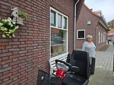 Antonet (68) trotseert lekkages en stookkosten: ‘Ik blijf netjes, maar ik laat het ze wel weten’