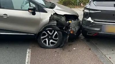 Zwangere vrouw naar het ziekenhuis na ongeval met twee auto’s in Eindhoven: forse schade