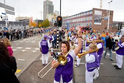 Keniaan Kipkemoi wint ASML Marathon Eindhoven, laatste lopers hele marathon finishen onder grote belangstelling