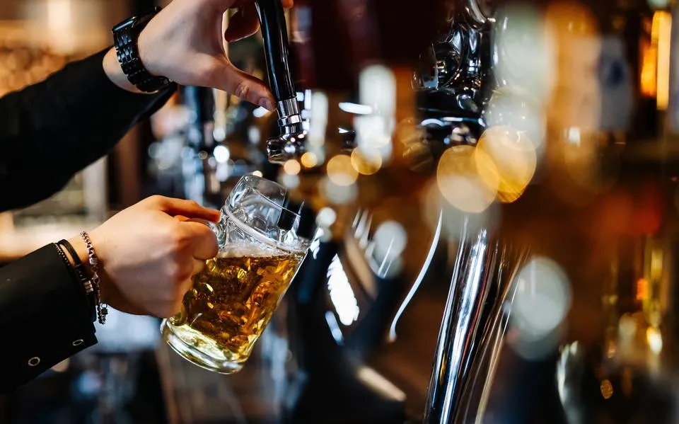 Happy hour in Ooststellingwerf mag blijven, ook al bestaat het niet. ‘Is er niet iets beters te doen?’