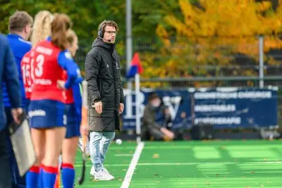 Oranje-Rood coach Dekker kijkt terug op Hoofdklasse-debuut en degradatiedruk: ‘Er zit zoveel veerkracht in’