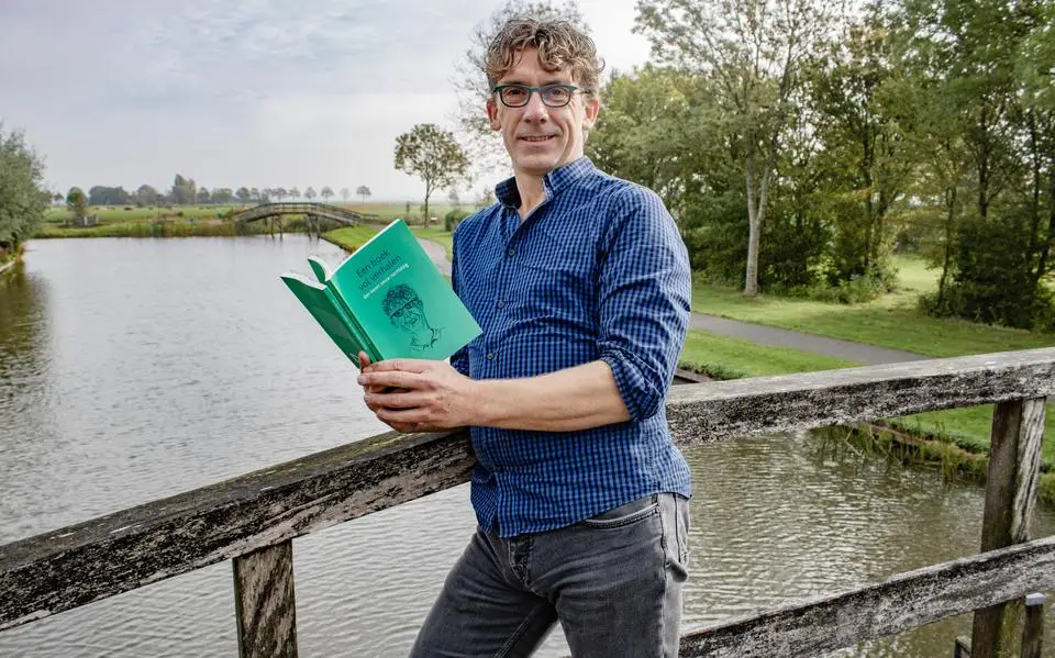 Bijzondere verhalen uit 25 jaar nachtzorg in zuidwestelijk Fryslân gebundeld. ‘Kollega’s seine altyd: moast der in boek oer skriuwe’