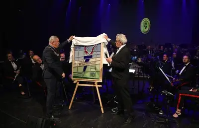 90-jarige harmonie Sub Umbra schenkt glas-in-loodkunstwerk aan gemeente