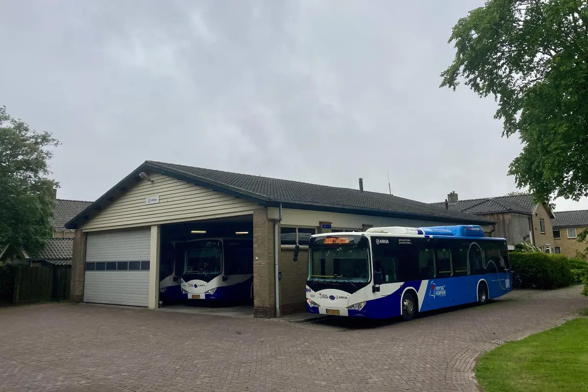 Schiermonnikoog koopt oude busremise van Arriva