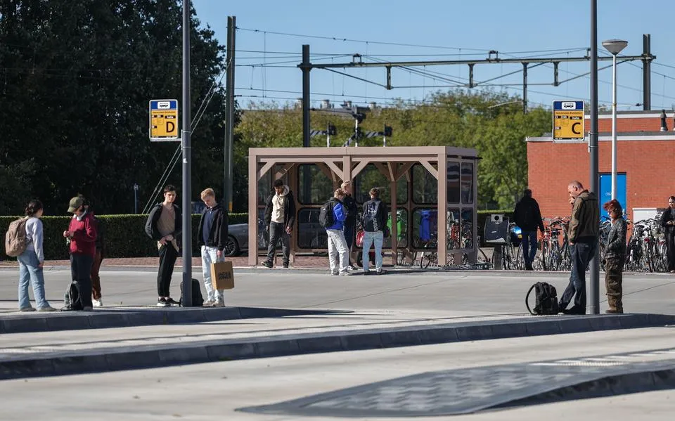 Busstation Heerenveen voorlopig zonder overkapping en nieuwe fietsenstalling. Tekort van 1,3 miljoen euro