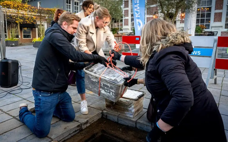 Heerenveen haalt tijdcapsule onder Gemeenteplein al na 23 jaar omhoog: ‘Het is papier-maché geworden’