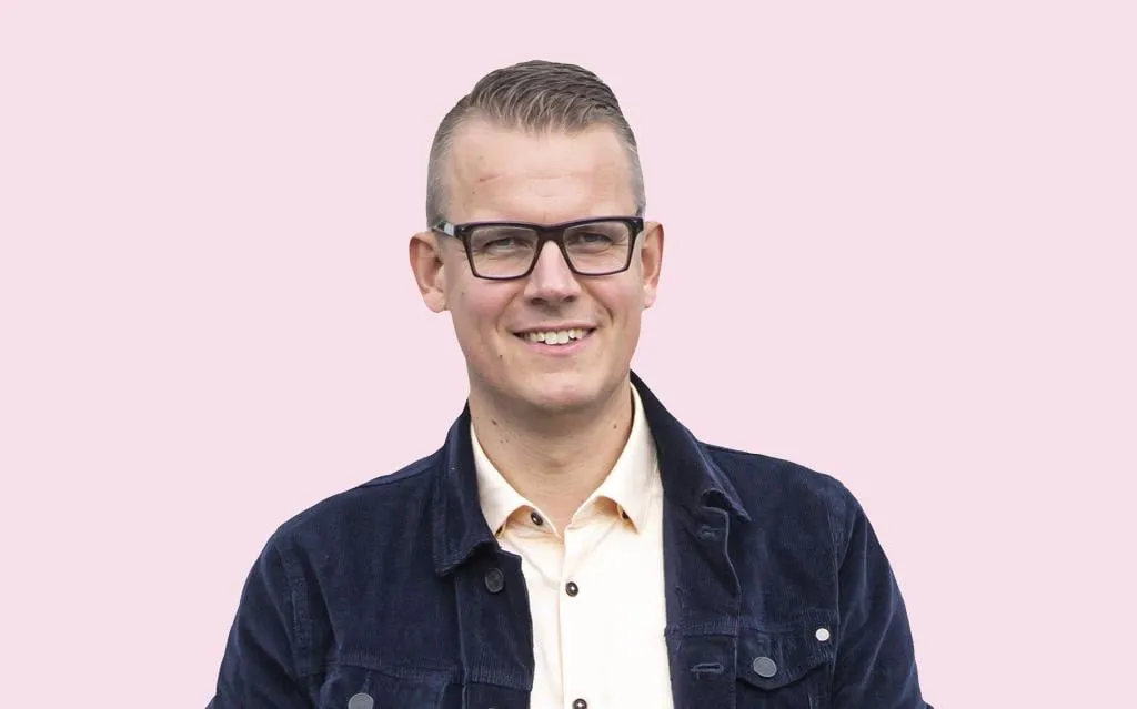 Apart, hoe snel een mensenbrein in een kaartenhuis kan veranderen | column Wieberen Elverdink