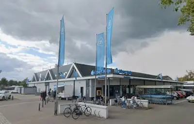 Man slaat klant in gezicht bij supermarkt in Helmond, politie zoekt dader