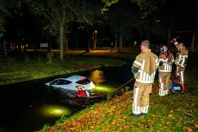 Auto te water in Alphen aan den Rijn, bestuurder spoorloos
