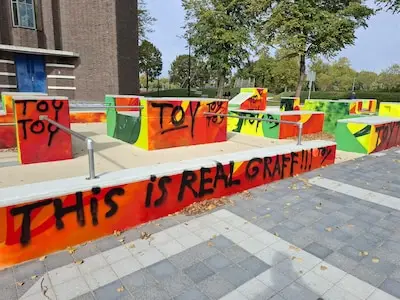 Kunstenaar Kool Koor teleurgesteld na bekladding: ‘Dit is het werk van een gefrustreerde graffiti-artiest’