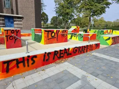 Kunstenaar Kool Koor teleurgesteld na beklading: ‘Dit is het werk van een gefrustreerde graffiti-artiest’