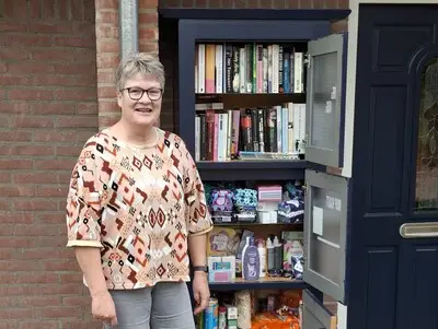 ‘Kwebbelkont’ Liset bevoorraadt de buurt met haar kastje: ‘Er is echt behoefte aan’