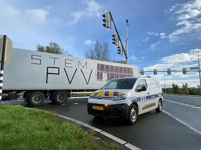 PVV-vrachtwagen moet vrijwel direct worden weggesleept in Tilburg: ‘Mijn bijdrage aan de democratie’