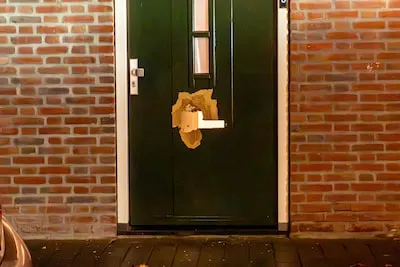 Explosie bij woning in Helmond: brievenbus in voordeur opgeblazen