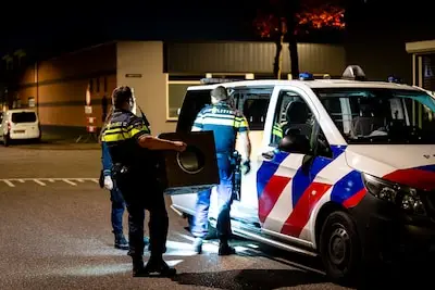 Politie doet inval bij Tilburgs bedrijfspand midden in woonwijk, onderdeel van drugsonderzoek