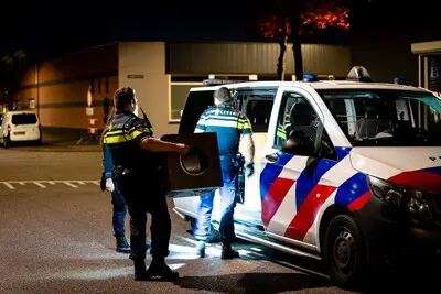 Politie doet inval bij Tilburgs bedrijfspand midden in woonwijk en neemt meerdere spullen mee