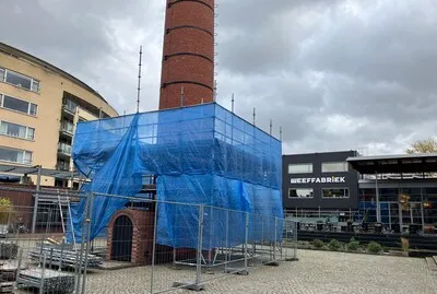 Monumentale schoorsteen in de steigers