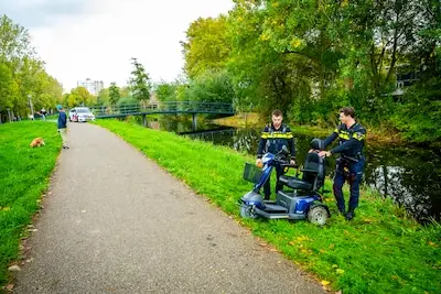 Vrouw en kind raken met scootmobiel te water aan het Dijkslootpad in Alphen