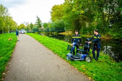 Twee personen raken met scootmobiel te water aan het Dijkslootpad in Alphen aan den Rijn