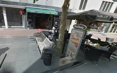 Het werd te druk bij het huis van Latif, dus start hij zijn eigen bamizaak in hartje Helmond