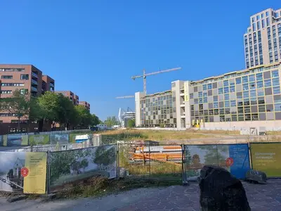Aanleg Victoriapark in centrum Eindhoven loopt vertraging op; omwonenden moet langer wachten op groen hart