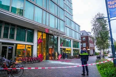 Raam waait uit negende verdieping NH Collection Hotel in Eindhoven: politie sluit omgeving uit voorzorg af