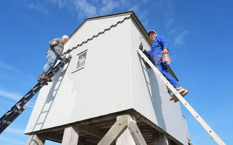 Willem en Willem zetten drenkelingenhuisje op Terschelling weer goed in de verf