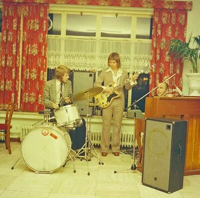 Drie muzikanten geven kleur aan een feestje: welk bandje is hier aan het spelen?