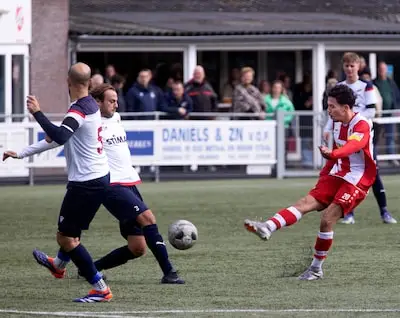 Rood Wit’62 gaat kopje onder in Kanaalderby: ‘Na de tegengoal ontstond er een bepaalde paniek bij de spelers’