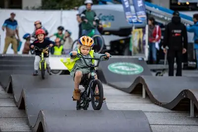 Kinderen vermaken zich prima tijdens het EK BMX freestyle, ook zij laten hun trucs zien