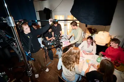 Nog ‘even’ monteren en dan wacht de rode loper; jongeren verwerken hun eigen verhalen in een film over mentale gezondheid
