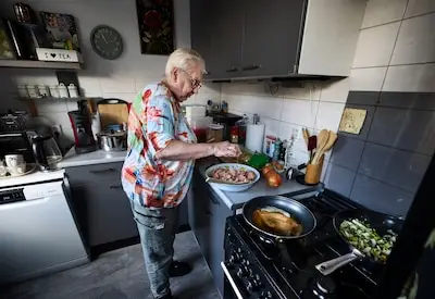 Trijnie (71) kookt gratis voor arme mensen: ‘Die en die zit in de shit, kan die bij jou terecht? Natuurlijk!'