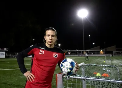 Gábor Kaszás (20) verruilde Hongaarse profclub voor avontuur in derde klasse: ‘Iedereen weet hier dat ik snel hogerop wil’