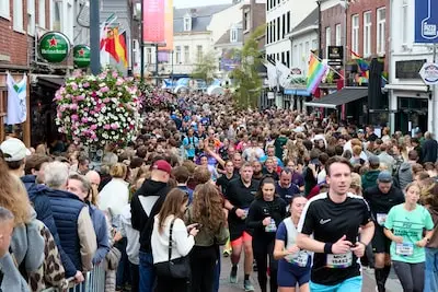 ed20251008 5412 eindhoven lopers op het stratumseind