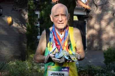 Johan (72) loopt zijn 100ste marathon in ‘achtertuin’ Eindhoven: ‘De tijd is echt ondergeschikt aan het plezier’