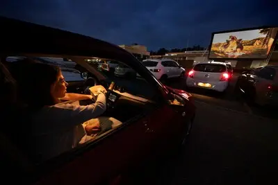 Achterover leunend in je autostoel genieten van de film bij de drive-inbioscoop