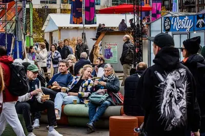 Duitse studenten reizen met Flixbus naar Eindhoven om binnen 24 uur alles te zien op de DDW