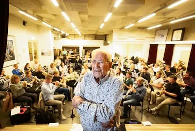 Dankzij een dagelijkse jonge klare haalt Harrie de 100, eeuweling in het zonnetje gezet bij jubileum Philharmonie in Leende