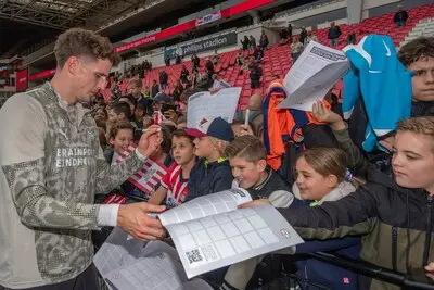 Bij de open training van PSV voelt iedereen zich weer jong: ‘We willen dit blijven doen, maar wel als het past’