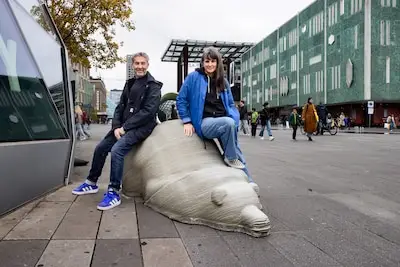 Deze knuffelberen van beton houden gekken met een auto tegen: ‘Veiligheid tijdens DDW wordt zo een stukje leuker’