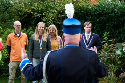 Wereldkampioen roeien Vera Sneijders gehuldigd in haar eigen achtertuin in Gerwen