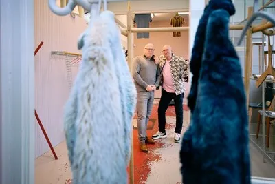 Kunst om je jas aan te hangen: deze expo toont bijzondere verzameling kapstokken