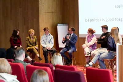 Politiek saai? ‘Het is geen Idols’, maar jongeren verdienen een podium
